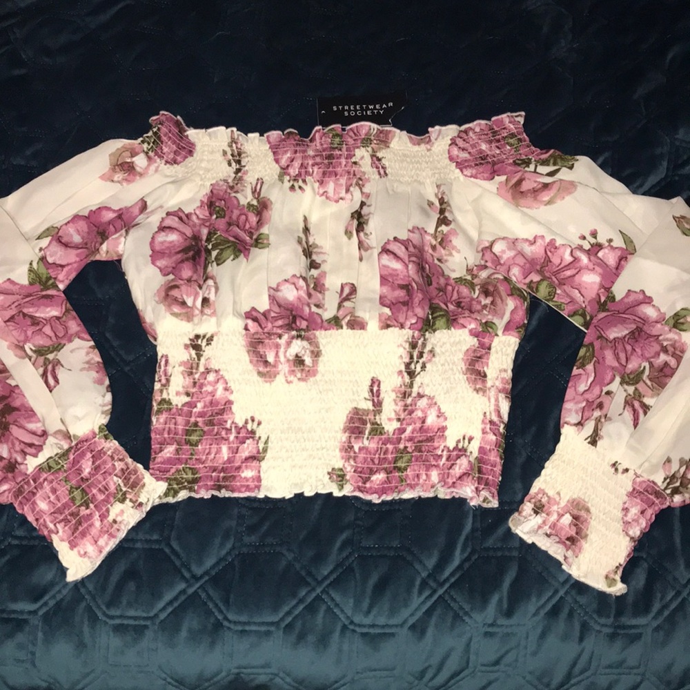 🎉5️⃣ for 2️⃣5️⃣ 🎉
Floral print off the shoulder blouse